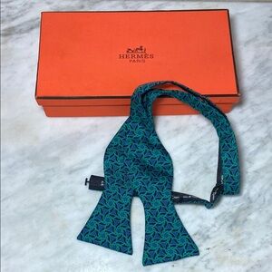 NIB Vintage Hermès Green and Blue Adjustable Bow Tie 100% Silk
